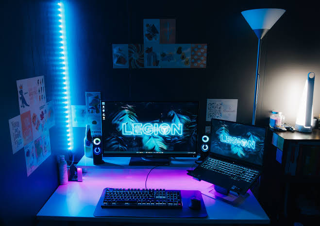 Kafedeki RGB aydınlatmalı kurulum